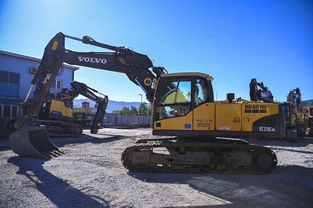 2007 Volvo EC210CNL crawler excavator side view 2007 Volvo EC210CNL crawler excavator side view