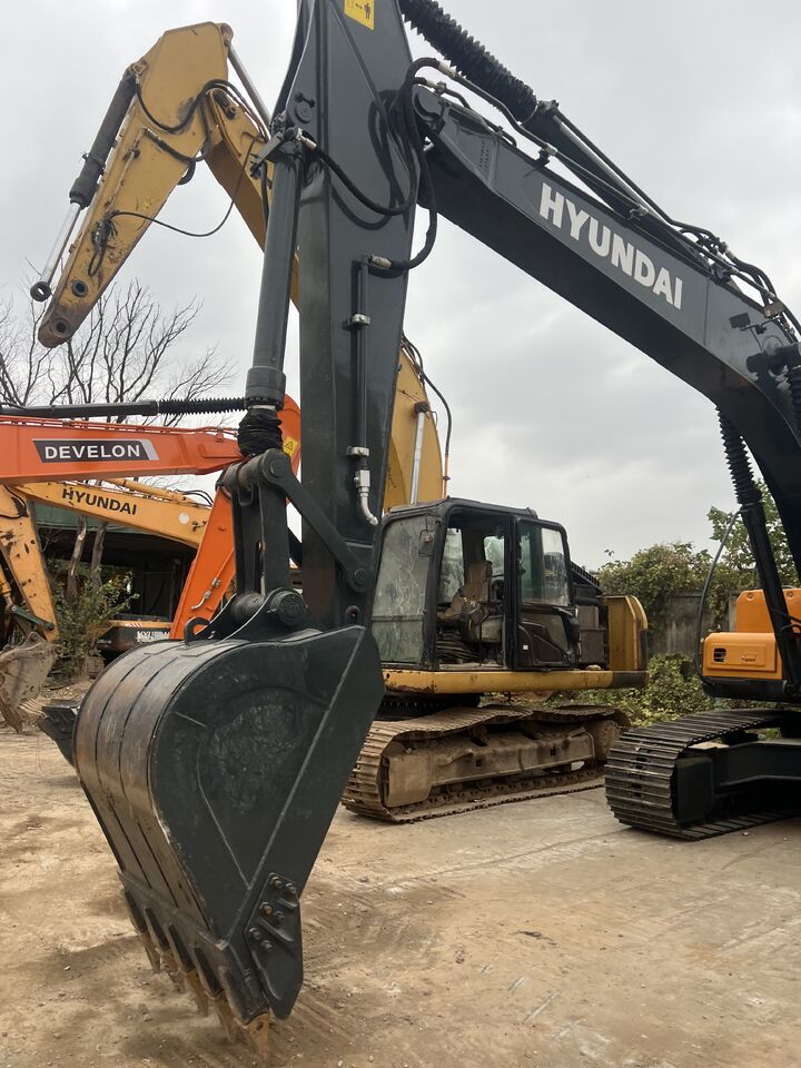 2025 Hyundai HX220HD crawler excavator, close-up of boom and bucket 2025 Hyundai HX220HD crawler excavator, close-up of boom and bucket