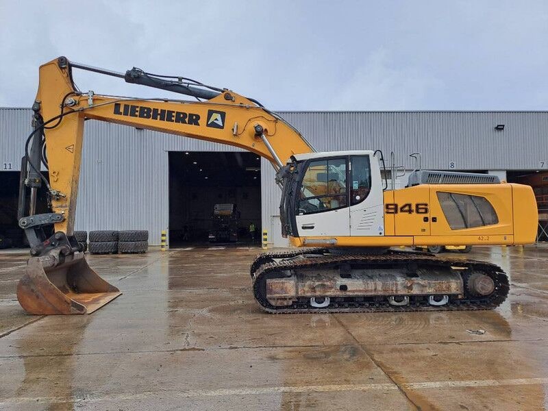 2018 Liebherr R946 crawler excavator, side profile view
