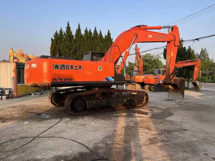 2017 Hitachi ZAXIS 350 crawler excavator, side view 2017 Hitachi ZAXIS 350 crawler excavator, side view