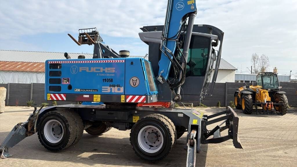 2019 Fuchs MHL 310 wheel excavator side view