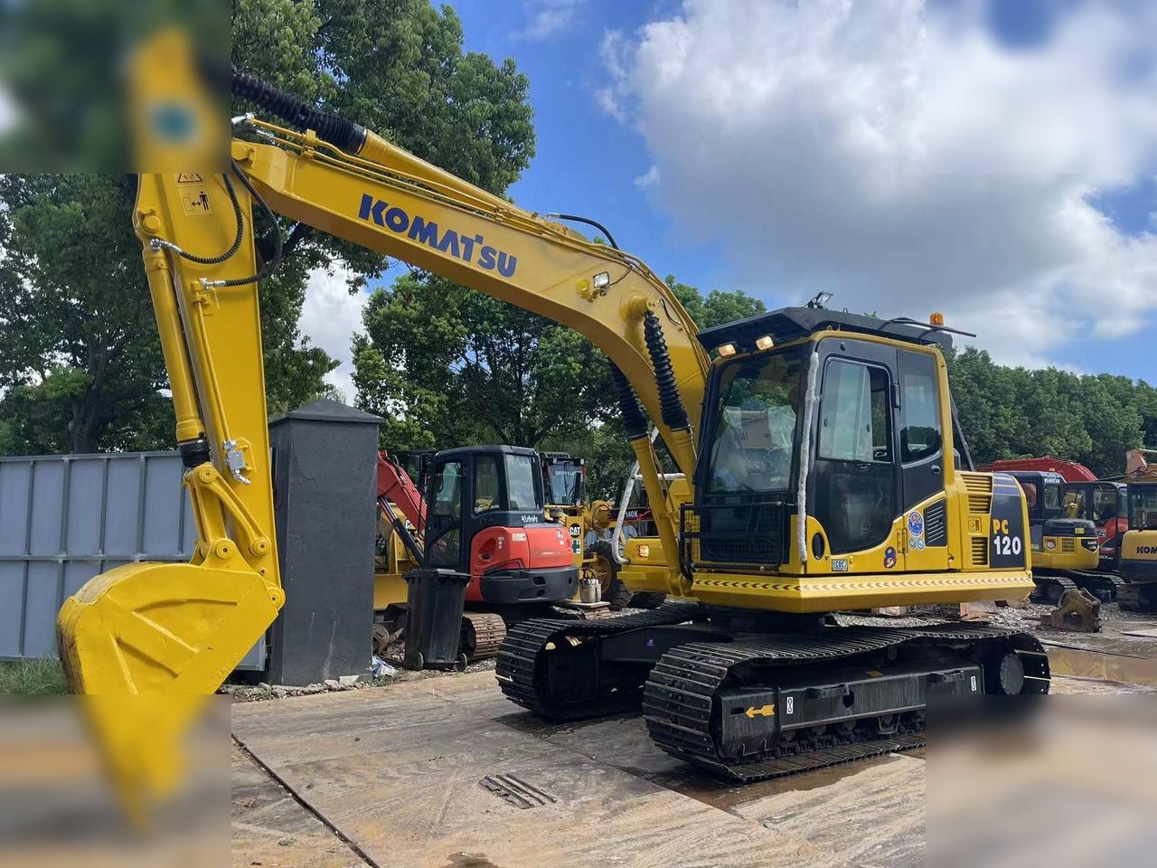 2020 Komatsu PC120-8 crawler excavator, side view 2020 Komatsu PC120-8 crawler excavator, side view
