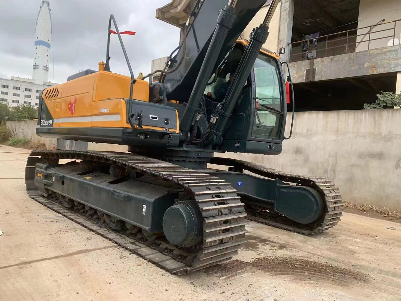 2020 Hyundai R305LC-9T crawler excavator, side view 2020 Hyundai R305LC-9T crawler excavator, side view