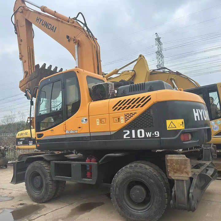 2023 Hyundai 210w-9 wheeled excavator, side view 2023 Hyundai 210w-9 wheeled excavator, side view