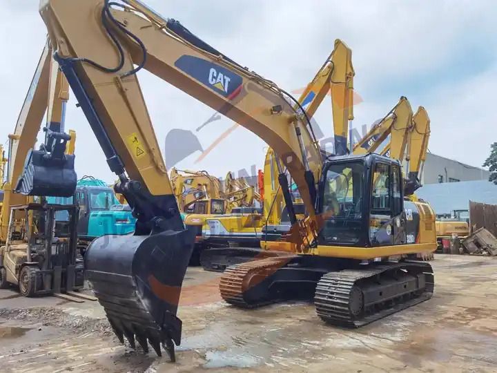Гусеничный экскаватор Caterpillar 320D2, 2022 год, передний три четверти Гусеничный экскаватор Caterpillar 320D2, 2022 год, передний три четверти