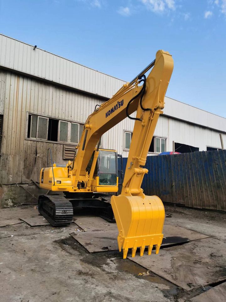 2017 Komatsu PC200-7 crawler excavator, front three-quarter view 2017 Komatsu PC200-7 crawler excavator, front three-quarter view