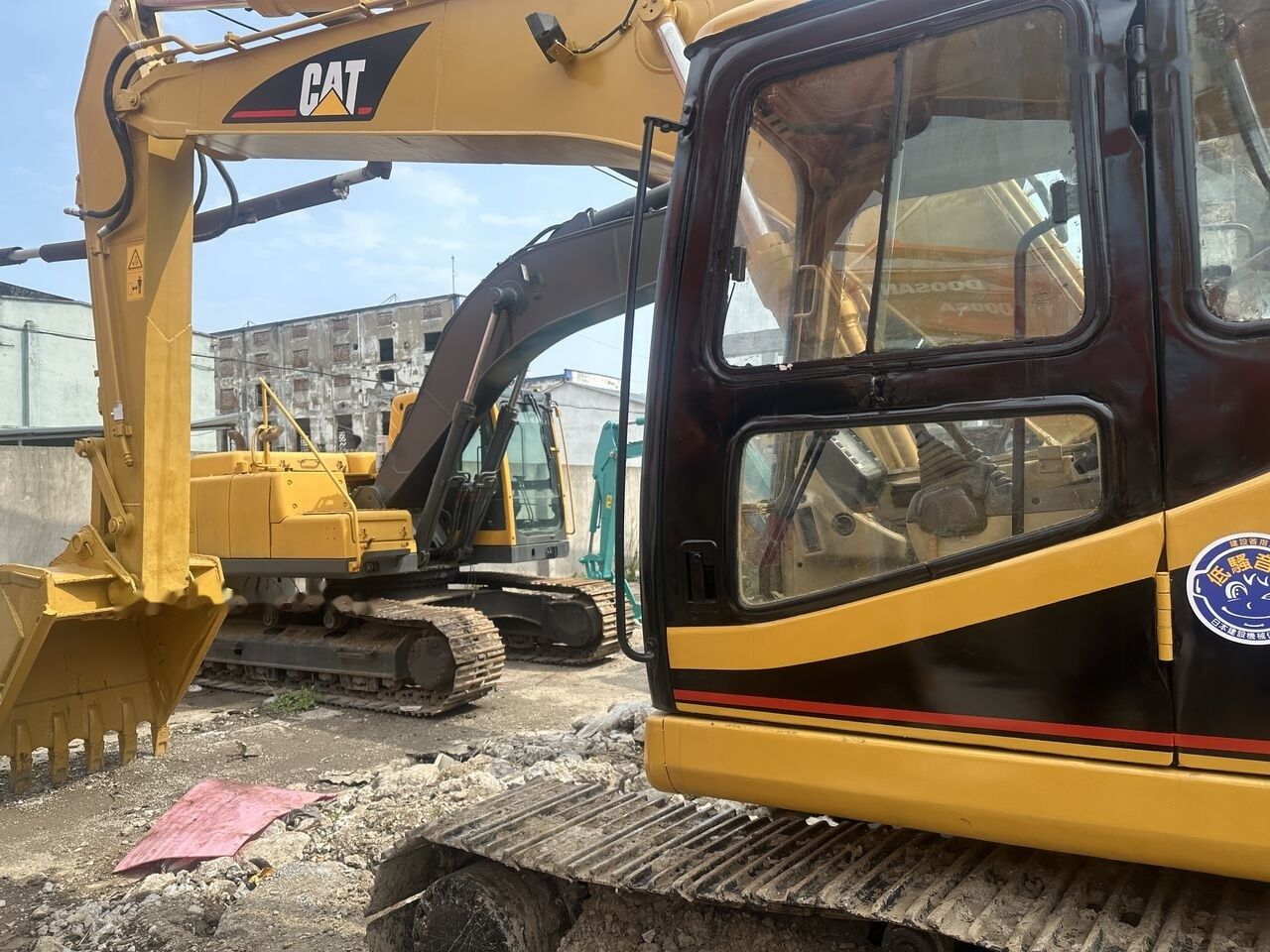 Caterpillar 320B Crawler Excavator, side view of cab and boom Caterpillar 320B Crawler Excavator, side view of cab and boom