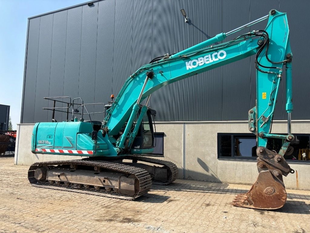 2014 Kobelco SK210LC-9 crawler excavator side view 2014 Kobelco SK210LC-9 crawler excavator side view