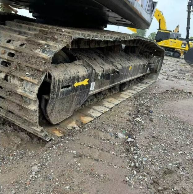 2024 Hitachi ZX200 crawler excavator track detail 2024 Hitachi ZX200 crawler excavator track detail
