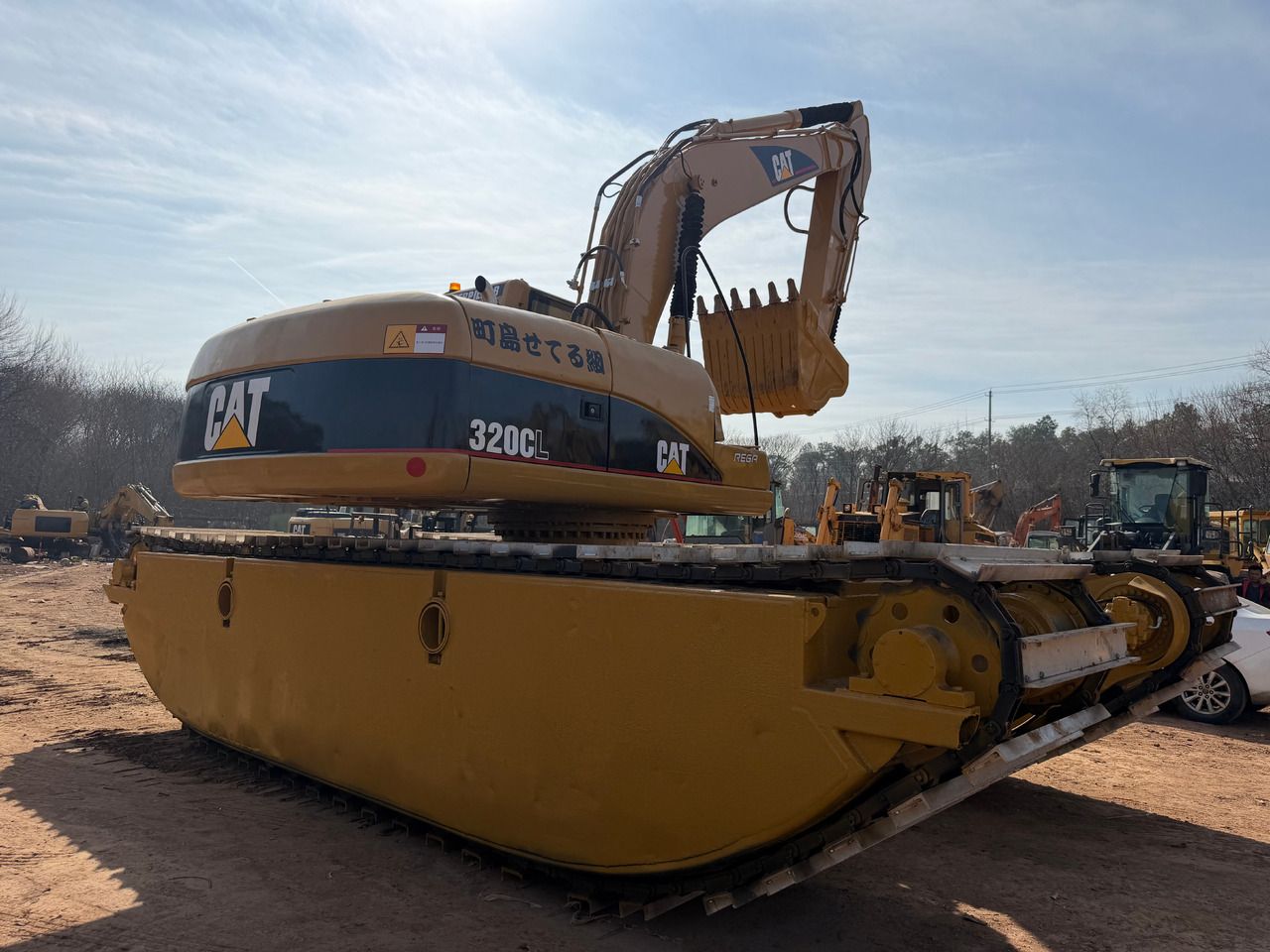Escavadora anfíbia Caterpillar 320CL de 2017, vista lateral Escavadora anfíbia Caterpillar 320CL de 2017, vista lateral