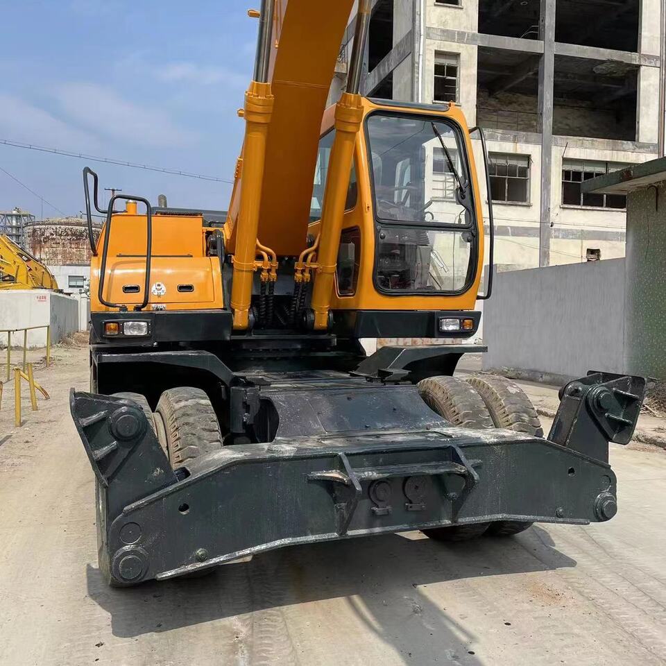 2013 Hyundai R210W-9 wheel excavator, rear view 2013 Hyundai R210W-9 wheel excavator, rear view