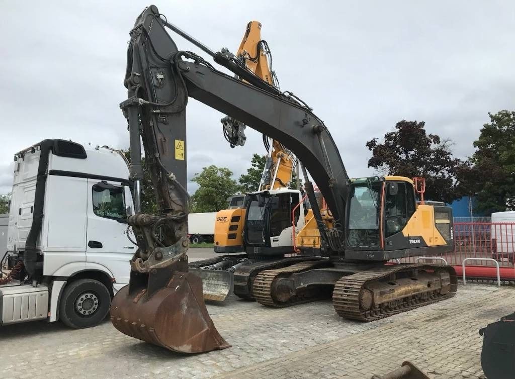 2016 Volvo EC300E crawler excavator, side profile view 2016 Volvo EC300E crawler excavator, side profile view