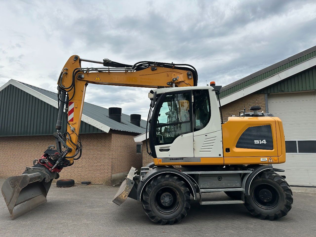 2018 Liebherr A914 wheel excavator, side profile view 2018 Liebherr A914 wheel excavator, side profile view