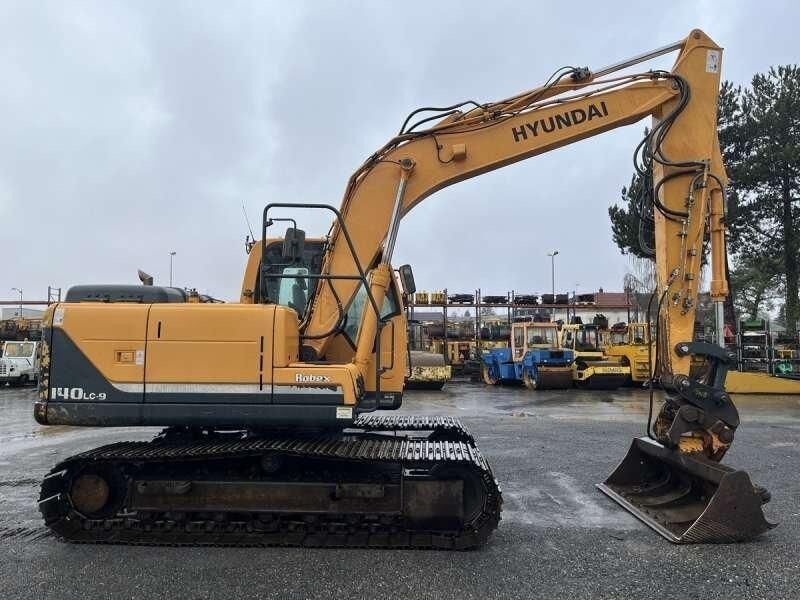 2010 Hyundai R140LC-9 crawler excavator, side view