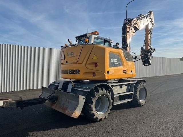 2015 Liebherr A910 COMPACT wheel excavator, rear three-quarter view 2015 Liebherr A910 COMPACT wheel excavator, rear three-quarter view
