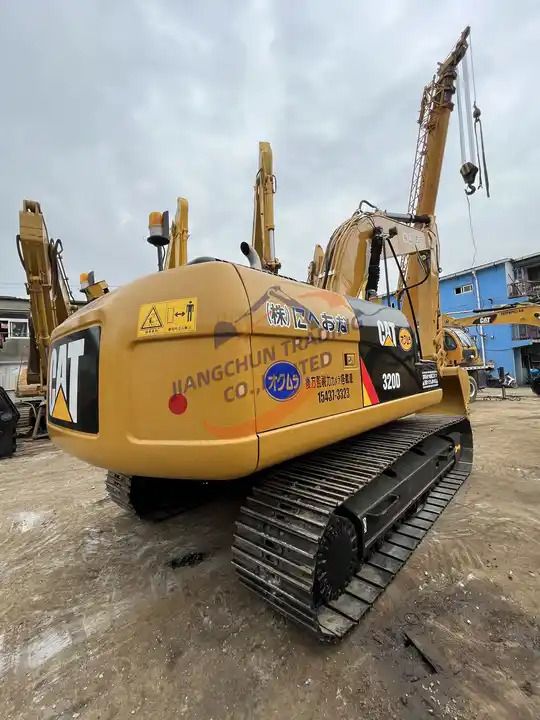 Гусеничный экскаватор Caterpillar 320D2 2022 года, вид сзади-три четверти Гусеничный экскаватор Caterpillar 320D2 2022 года, вид сзади-три четверти