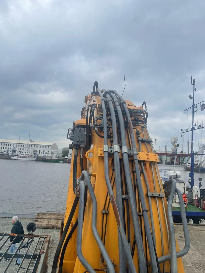 2010 Liebherr R964CHDS demolition excavator boom detail 2010 Liebherr R964CHDS demolition excavator boom detail