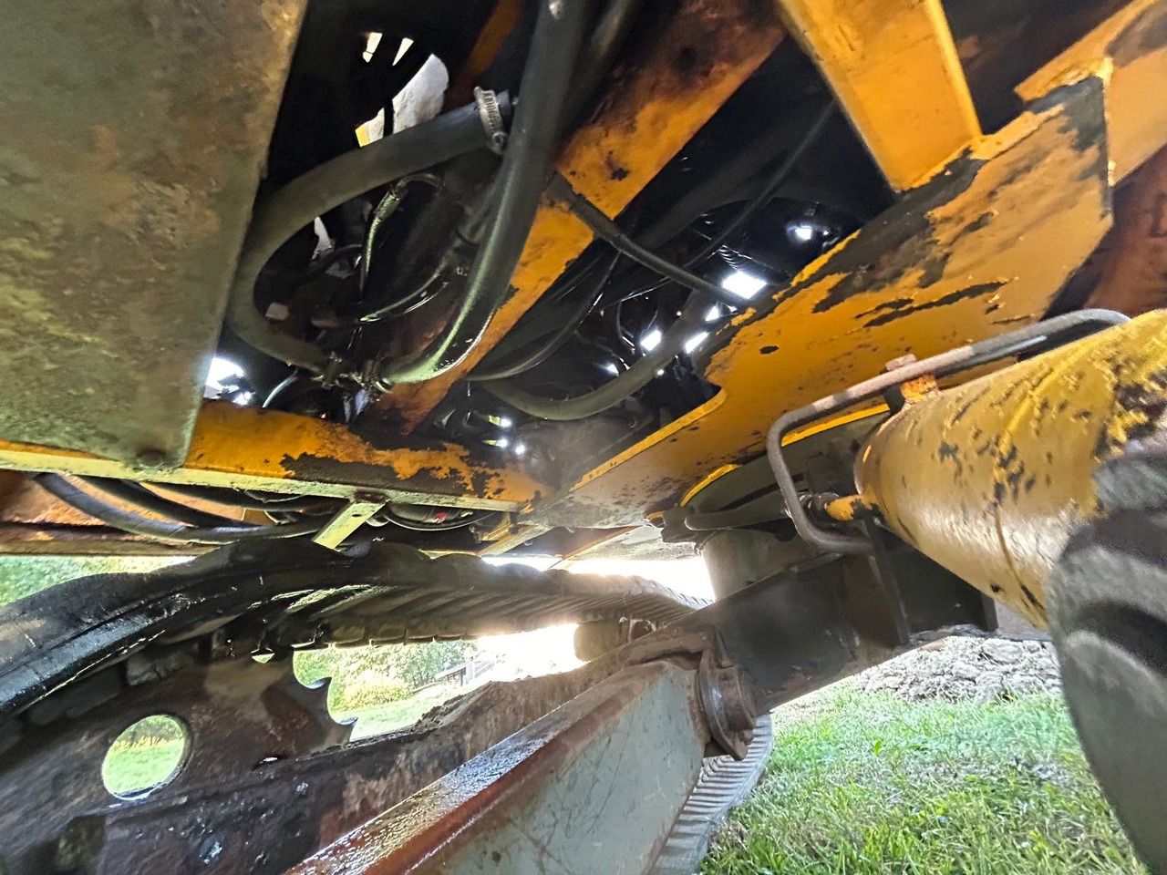 2000 JCB 803 PLUS undercarriage view