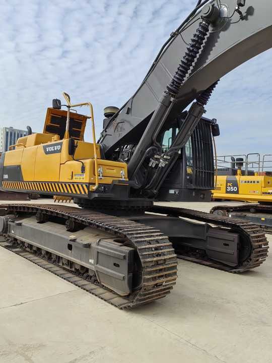 2021 Volvo EC480 crawler excavator, side view 2021 Volvo EC480 crawler excavator, side view