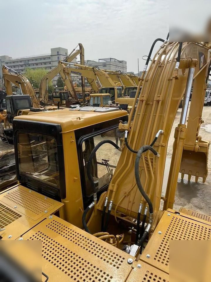 2004 Caterpillar 320BL crawler excavator, high-angle view of cab and boom 2004 Caterpillar 320BL crawler excavator, high-angle view of cab and boom
