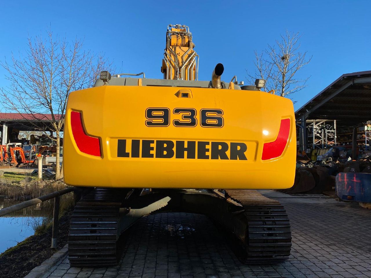 2016 Liebherr R936 NLC crawler excavator, rear view 2016 Liebherr R936 NLC crawler excavator, rear view