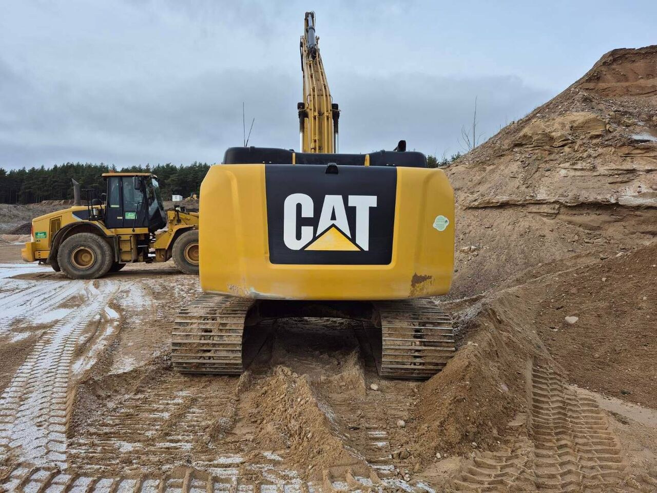 2016 Caterpillar 323FL crawler excavator, rear view 2016 Caterpillar 323FL crawler excavator, rear view
