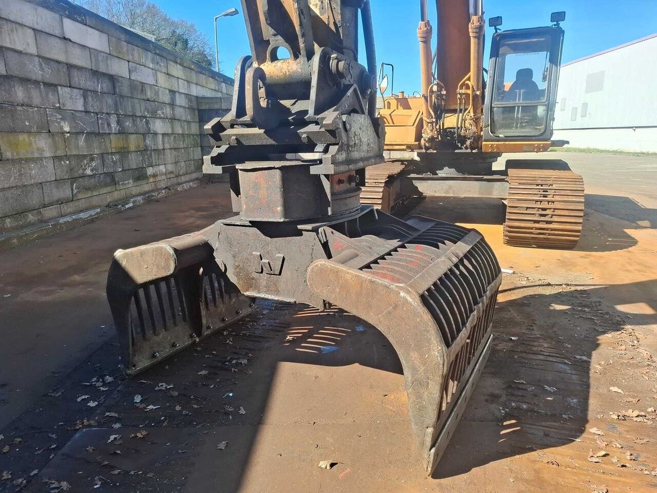 CASE 9033 crawler excavator with grapple attachment CASE 9033 crawler excavator with grapple attachment