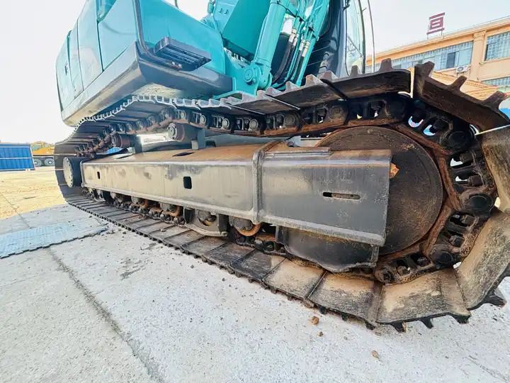 2022 Kobelco SK200 crawler excavator undercarriage view 2022 Kobelco SK200 crawler excavator undercarriage view