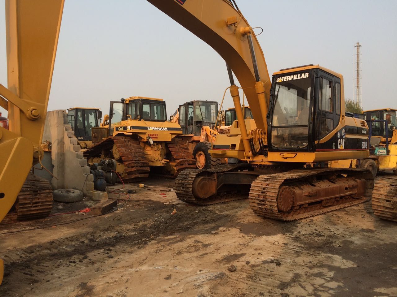 2008 Caterpillar 320B crawler excavator, side view 2008 Caterpillar 320B crawler excavator, side view