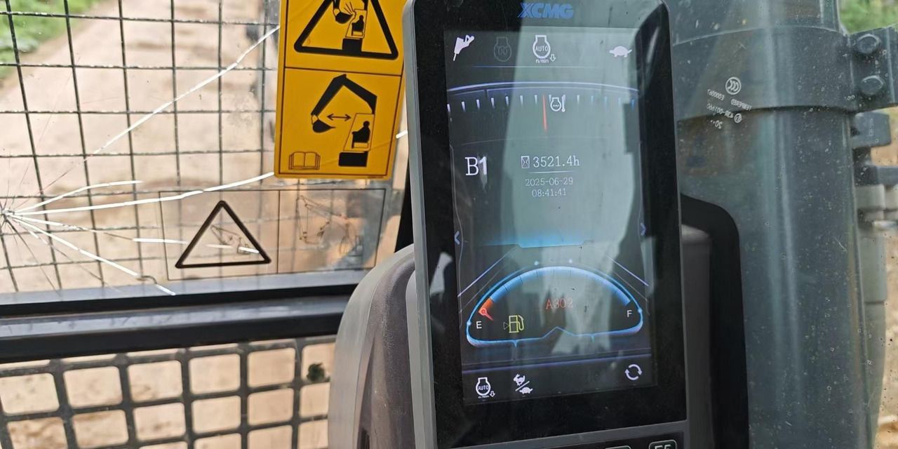 2020 XCMG XE550DK crawler excavator interior monitor view 2020 XCMG XE550DK crawler excavator interior monitor view