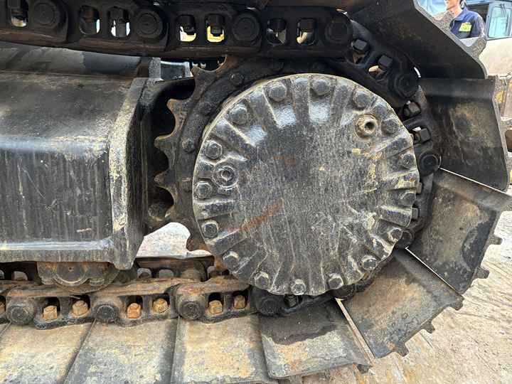 Dettaglio del motorino di traslazione e cingolo di un escavatore cingolato Caterpillar 320CL del 2018 Dettaglio del motorino di traslazione e cingolo di un escavatore cingolato Caterpillar 320CL del 2018