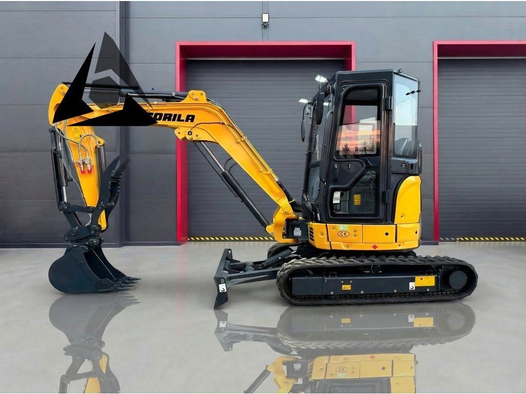 Gorila G40S I PRO CAB mini excavator, side view Gorila G40S I PRO CAB mini excavator, side view