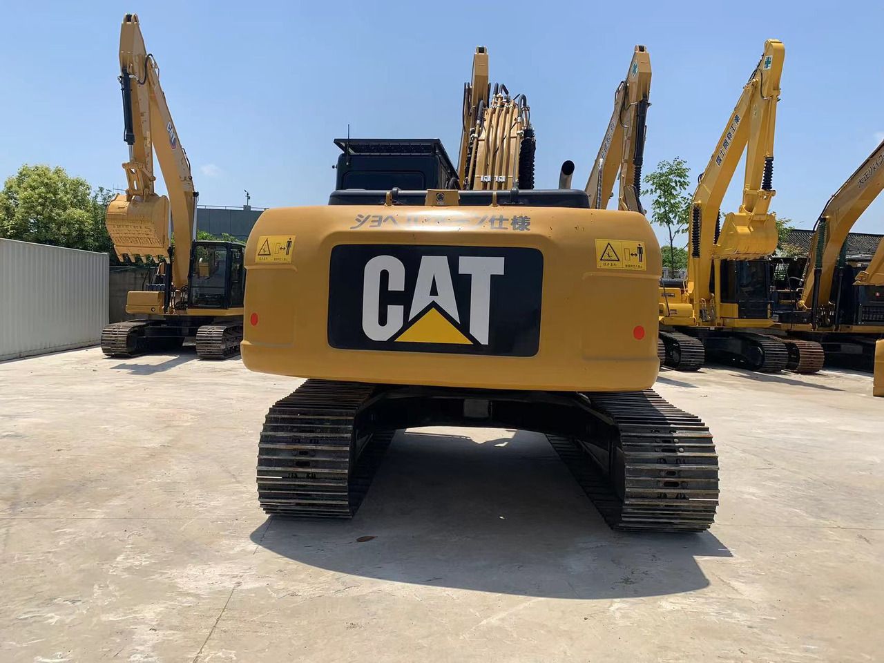 Escavatore cingolato Mitsubishi 320D del 2020, vista posteriore Escavatore cingolato Mitsubishi 320D del 2020, vista posteriore