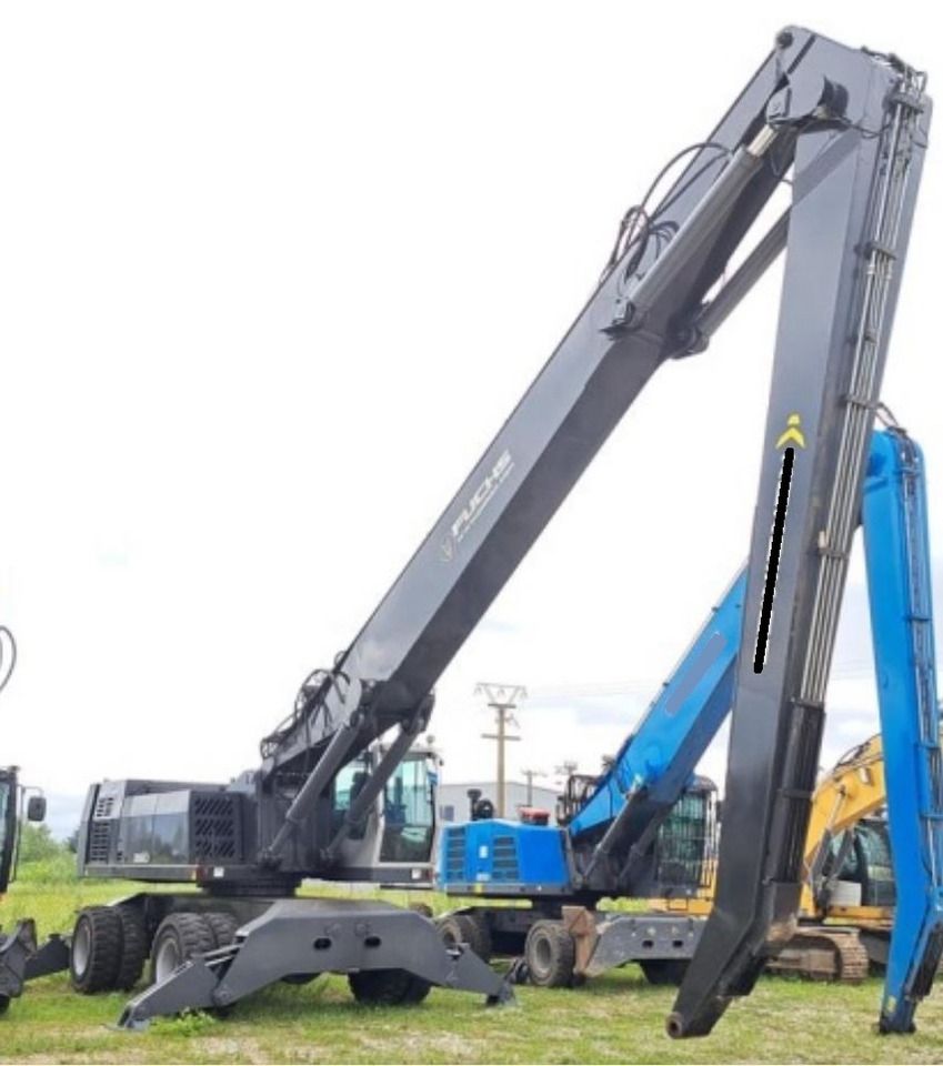 2000 Terex Fuchs MHL 380 material handler side view