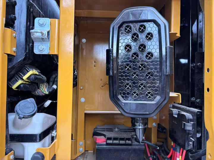 2024 Caterpillar 320CL Raupenbagger Motorraum Detail