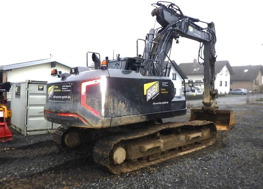 2019 JCB 220X L4F crawler excavator, rear three-quarter view 2019 JCB 220X L4F crawler excavator, rear three-quarter view