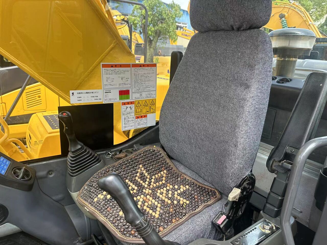 Widok wnętrza kabiny koparki gąsienicowej Komatsu PC220-8 z 2024 r.