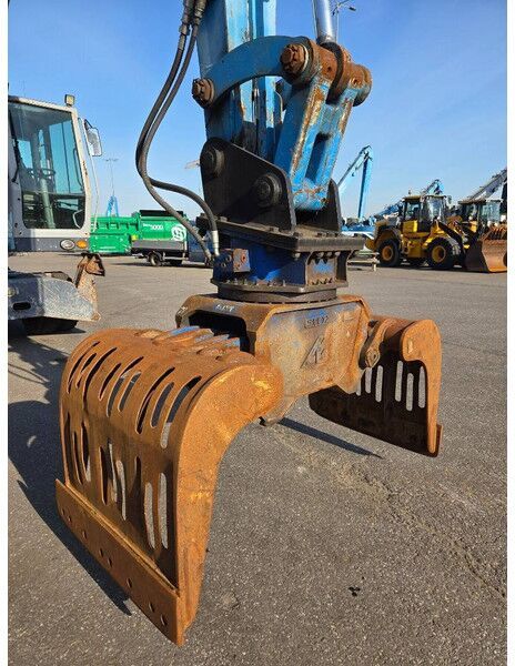 2016 Fuchs MHL331 material handler grapple attachment close-up
