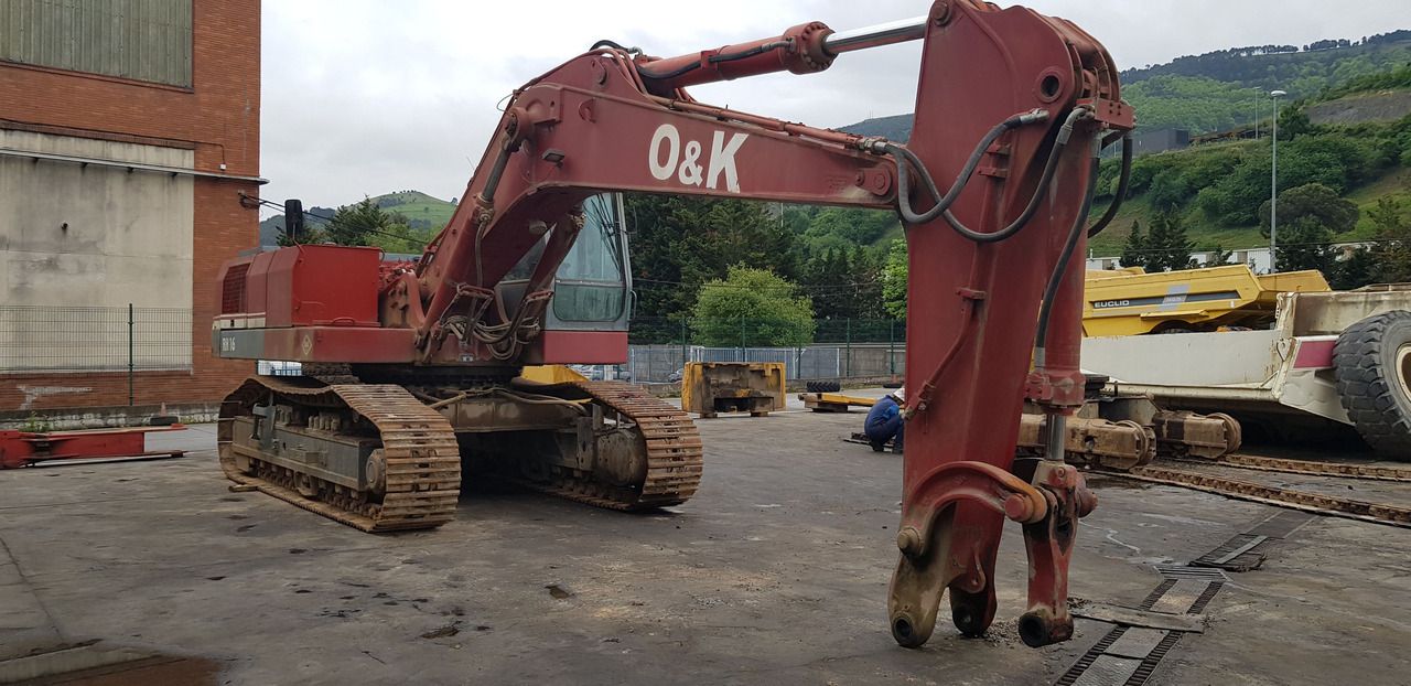 2000 O&K RH16 crawler excavator, side view