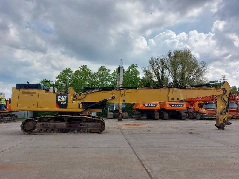 2016 Caterpillar 352F crawler excavator, side profile view