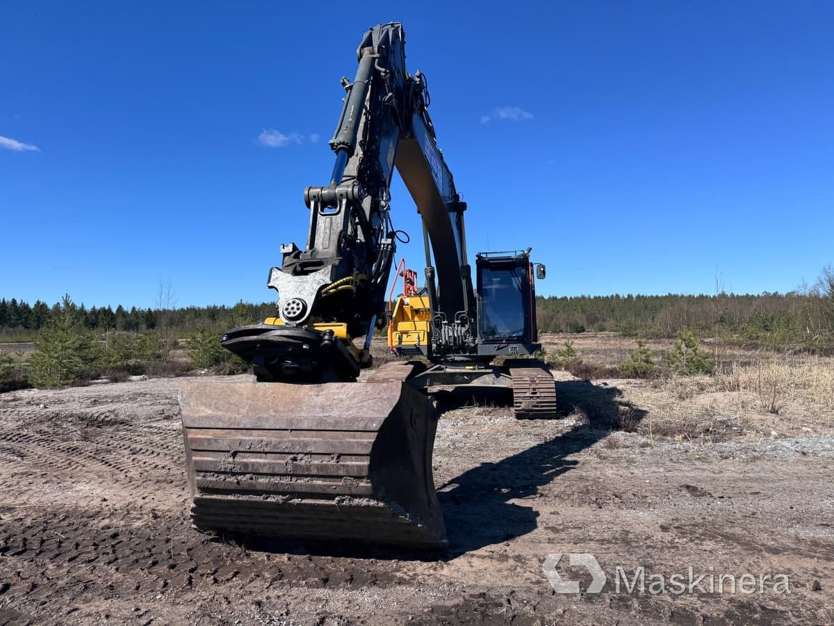 2018 Volvo EC250EL crawler excavator, front view 2018 Volvo EC250EL crawler excavator, front view