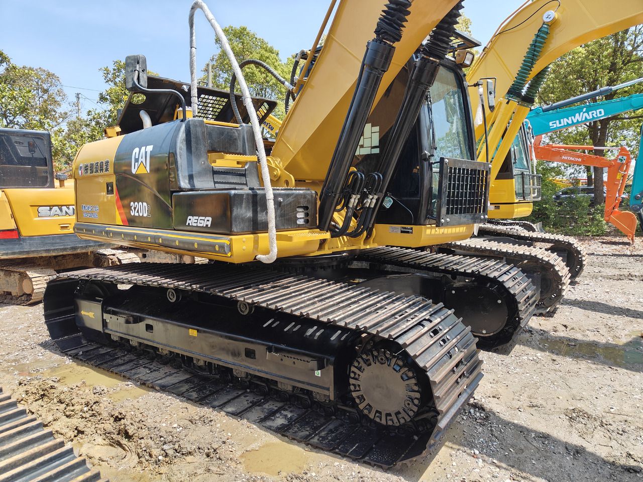 2025 Caterpillar 320D2 paletli ekskavatör, yandan görünüm