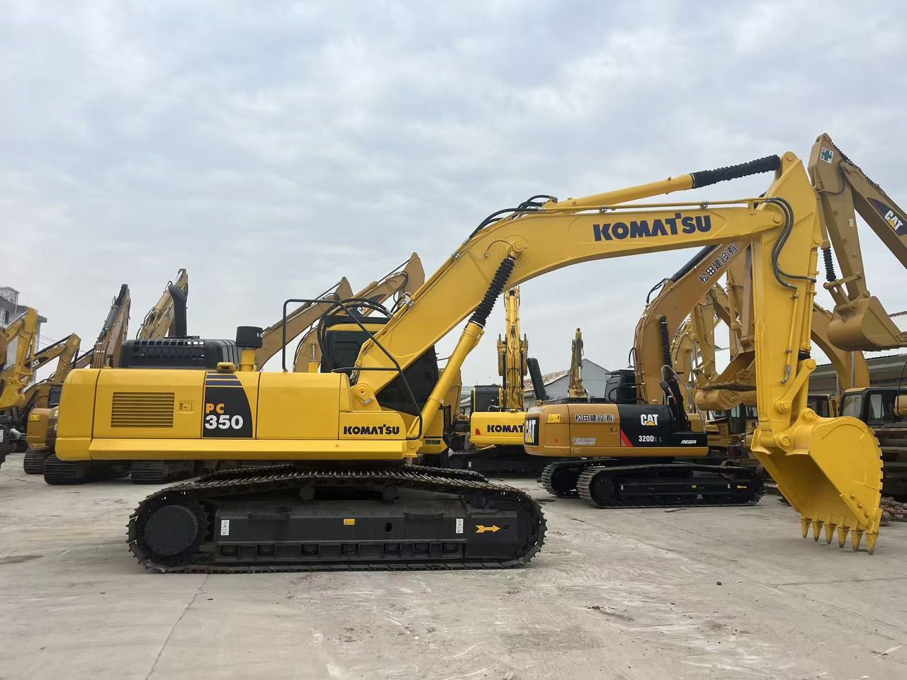2021 Komatsu PC350 crawler excavator side view 2021 Komatsu PC350 crawler excavator side view