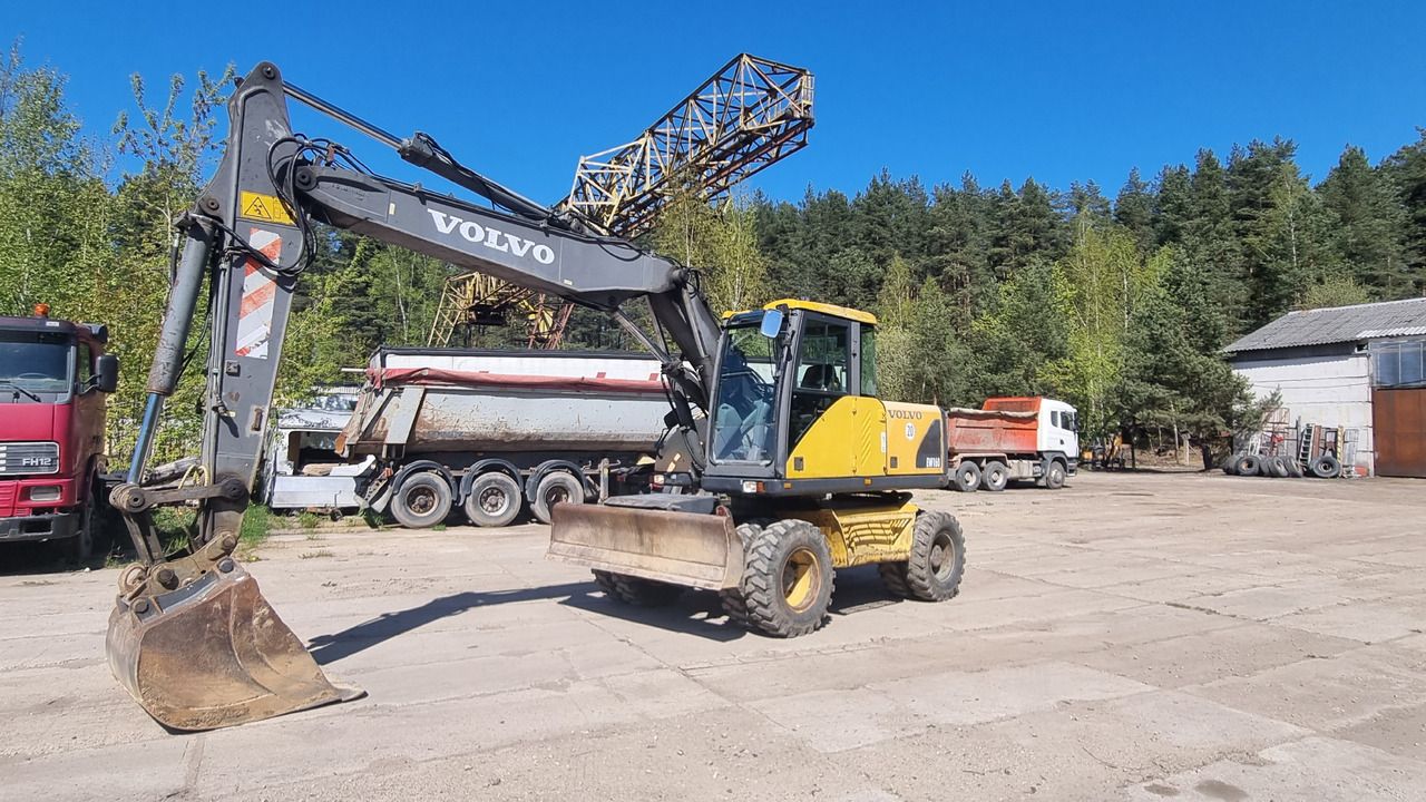 1999 Volvo EW160 wheel excavator, side view 1999 Volvo EW160 wheel excavator, side view