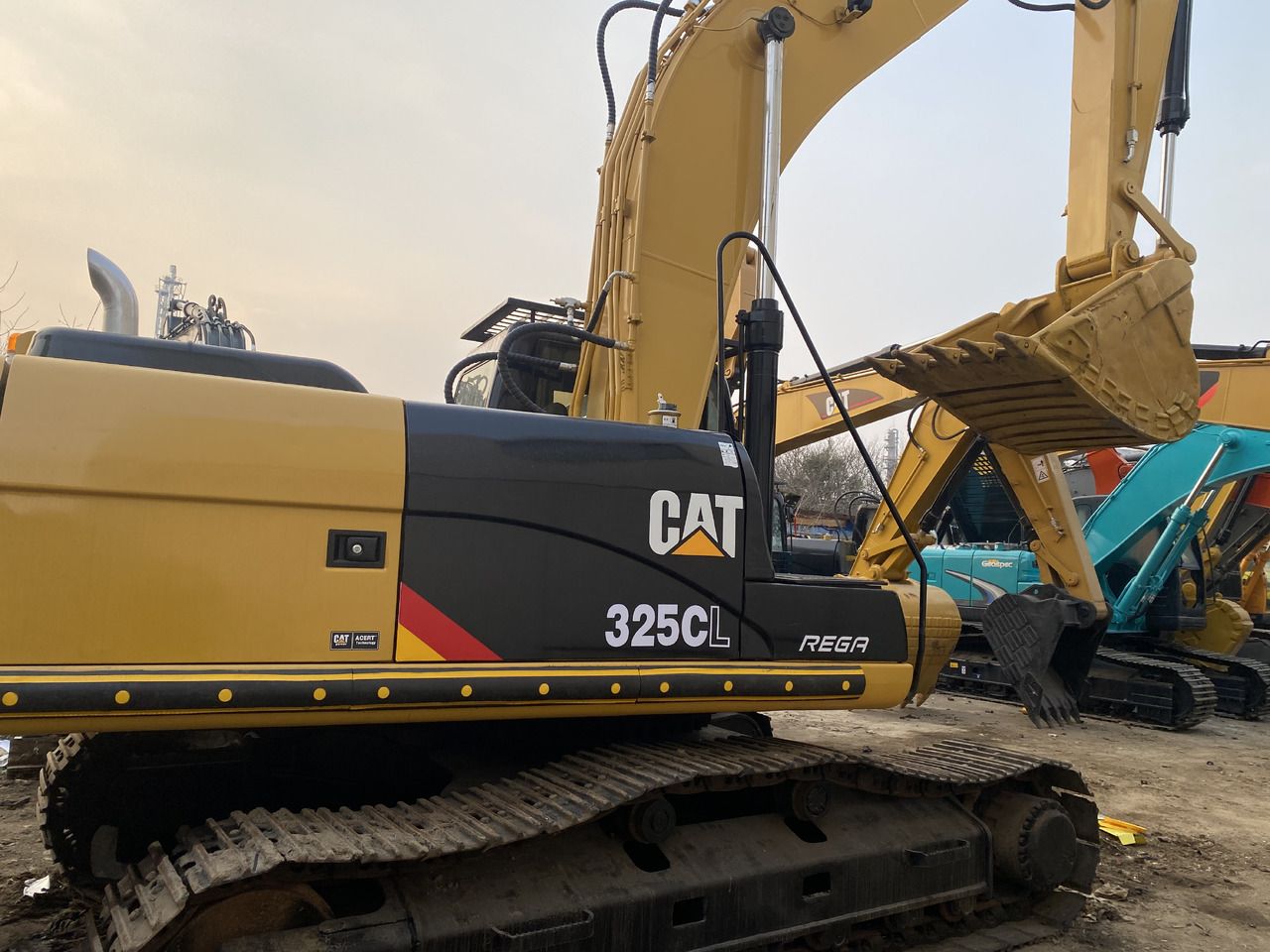 2016 Caterpillar 325CL crawler excavator side view