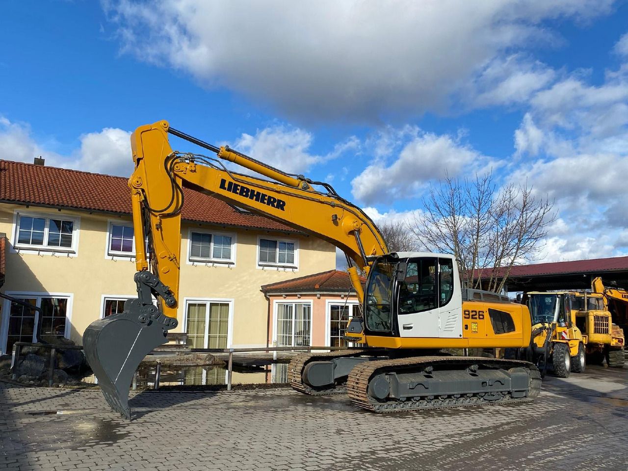 2012 Liebherr R926 LC crawler excavator, side view
