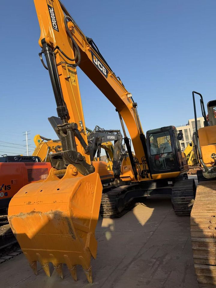 2015 JCB JS220LC crawler excavator, front three-quarter view