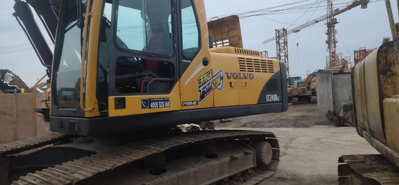 2018 Volvo EC240BLC crawler excavator side view 2018 Volvo EC240BLC crawler excavator side view