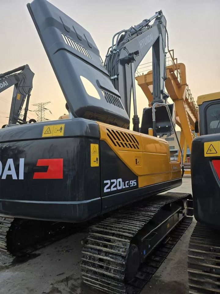 2025 Hyundai 220LC-9S crawler excavator, rear three-quarter view 2025 Hyundai 220LC-9S crawler excavator, rear three-quarter view