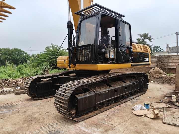 Caterpillar 330CL crawler excavator, rear three-quarter view Caterpillar 330CL crawler excavator, rear three-quarter view